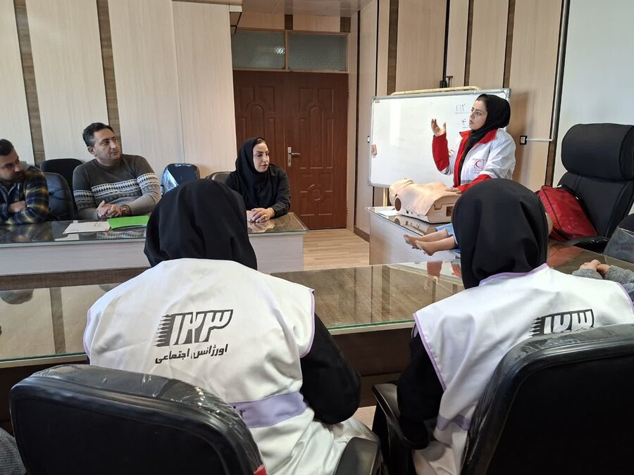 کارگاه آموزشی کمک های اولیه ویژه پرسنل بهزیستی در کامیاران برگزار شد 
