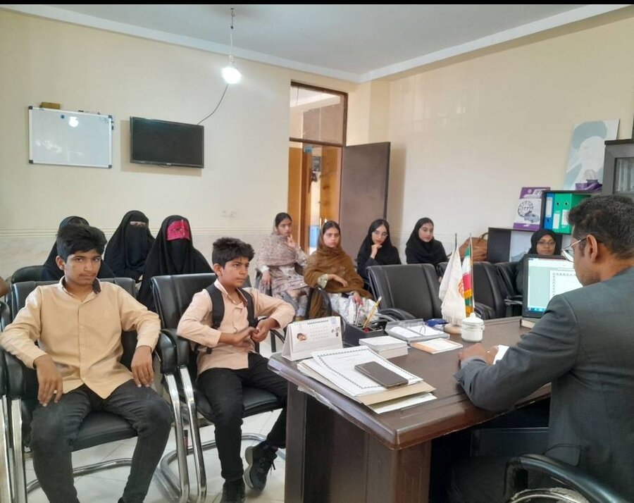 سیریک | دیدار صمیمی اعضای پارلمان دانش‌آموزی با رئیس بهزیستی شهرستان سیریک