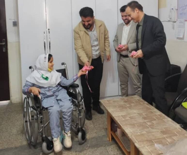 دیدار رئیس بهزیستی و معاون آموزش و پرورش اشنویه با دانش‌آموز توانخواه در مدرسه