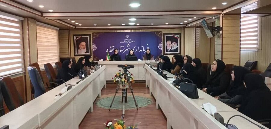 جلسه تبیین نقش و مشارکت زنان در انتخابات شوراهای اسلامی شهر و روستا در فرمانداری نقده 