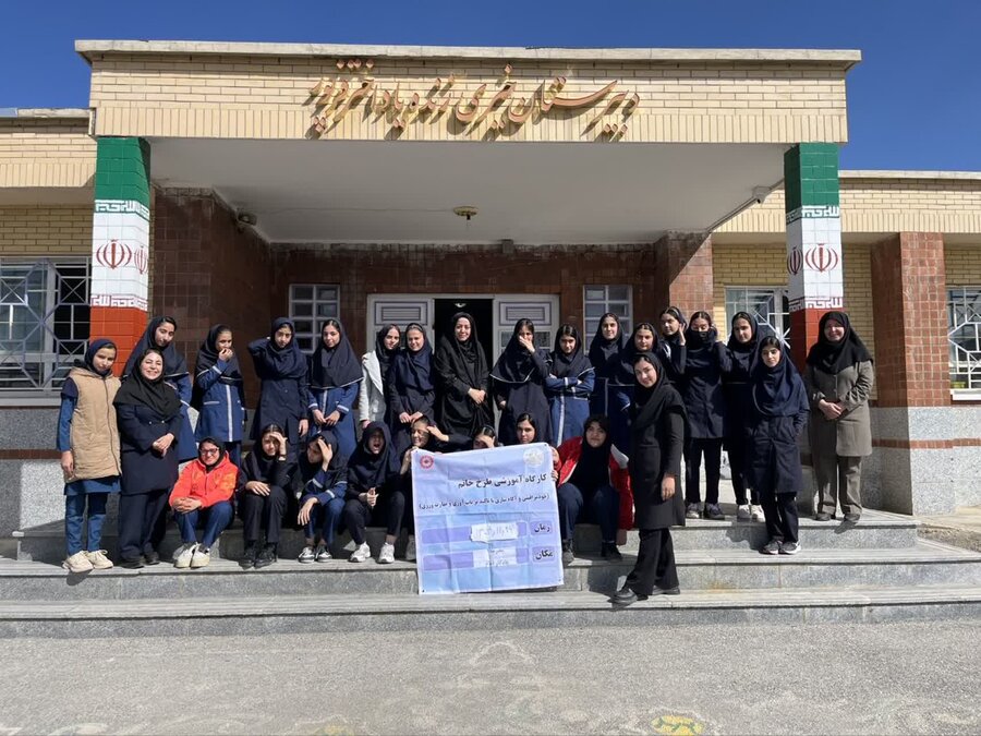 بازدید کارشناس پیشگیری بهزیستی تویسرکان از اجرای طرح «خاتم» در مدرسه یادگار امام