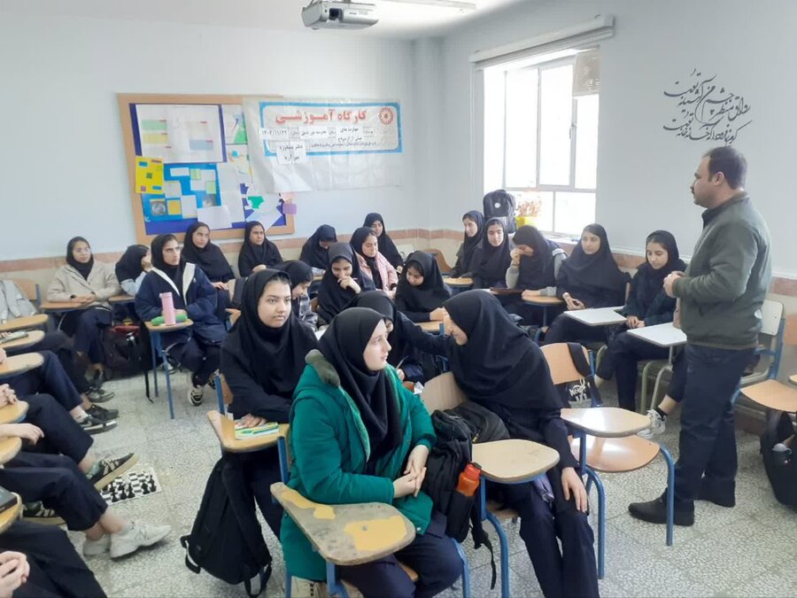 برگزاری کارگاه آموزشی پیش از ازدواج ویژه دانش‌آموزان پایه دهم در سردرود رزن
