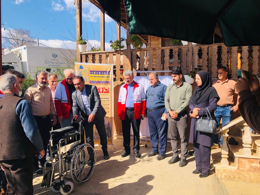 رضوانشهر/ اهدای تجهیزات توانبخشی به مددجویان درطرح ویزیت رایگان و پویش «سلام محله»