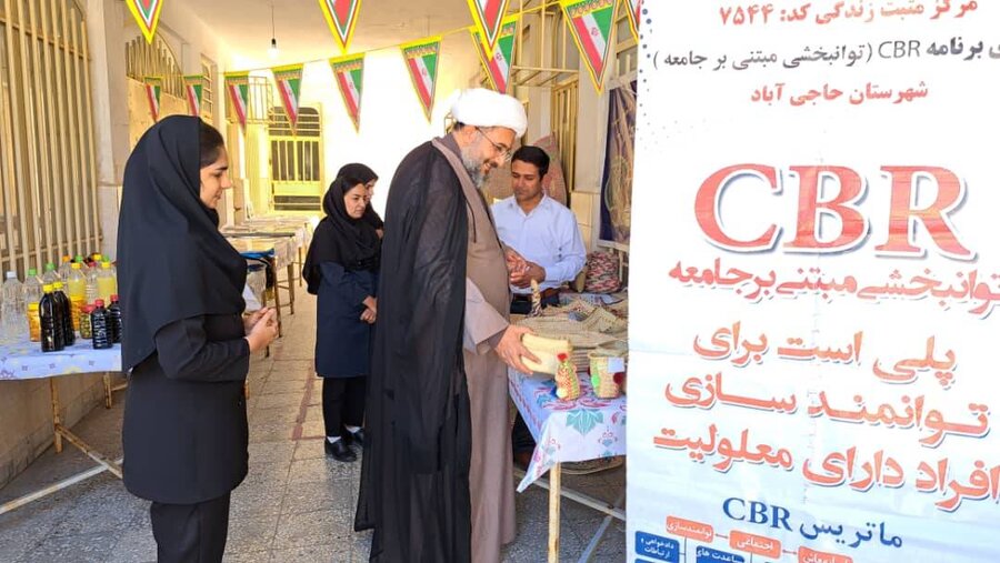 حاجی آباد | برگزاری نمایشگاه توانمندی‌های هنرمندان دارای معلولیت حاجی‌آباد