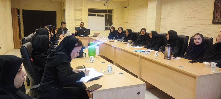 شیراز| برگزاری جلسه توجیهی در خصوص نحوه ارجاع و ساماندهی مراجعان اورژانس اجتماعی با تدریس مدیر بهزیستی شیراز