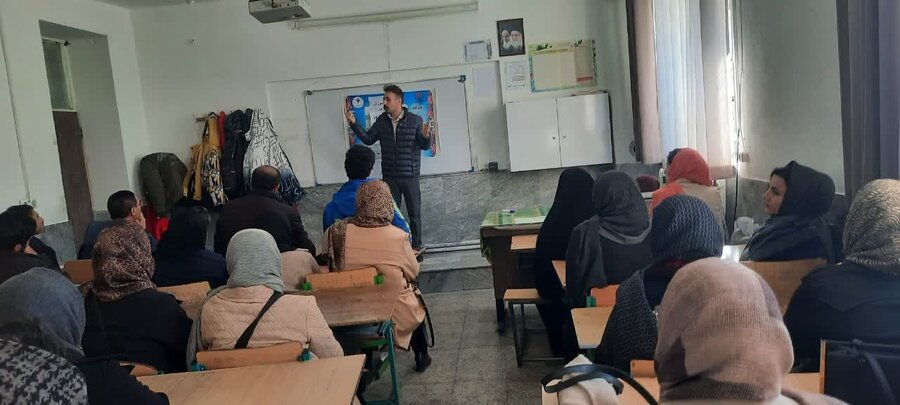 نشست آموزش خانواده در دبستان پسرانه حافظ شهرستان قروه برگزار شد 