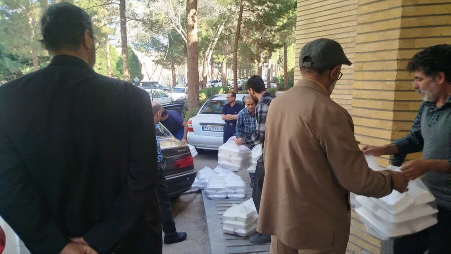 شش هزار پرس غذای گرم در ماه رمضان/ سفره‌های افطار مددجویان بهزیستی قم در جمکران گسترده شد