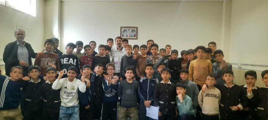 آشنایی دانش‌آموزان قروه‌ای با خدمات اورژانس اجتماعی ۱۲۳
