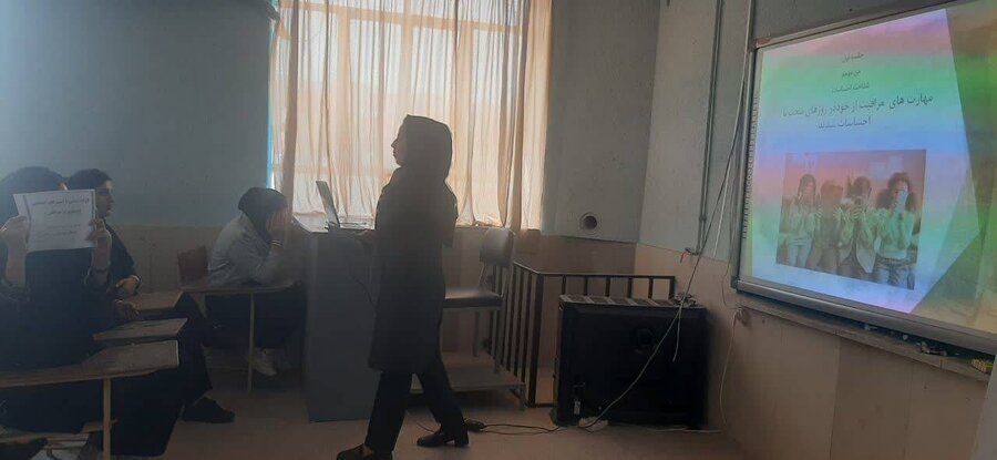 زرین دشت|اجرای طرح پیشگیری از خودکشی در هنرستان زینب کبری(س)
