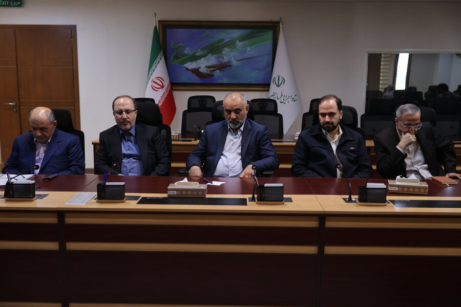 نشست با ستاد اجرایی فرمان امام (ره)