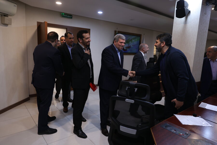 نشست با ستاد اجرایی فرمان امام (ره)