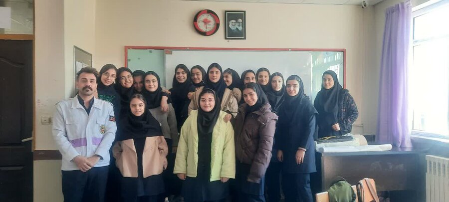 معرفی خدمات اورژانس اجتماعی ۱۲۳ در دبیرستان دخترانه قروه