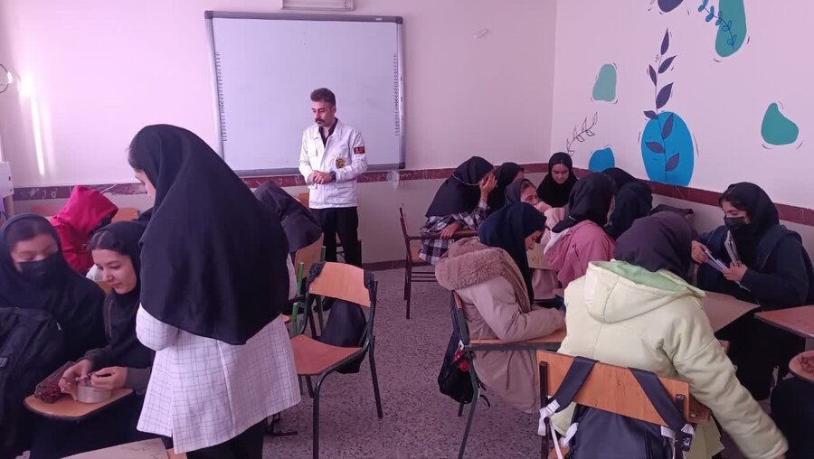 معرفی خدمات اورژانس اجتماعی ۱۲۳ در دبیرستان دخترانه قروه