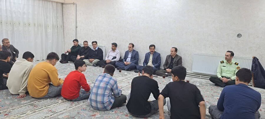 ضیافت افطار صمیمی فرماندار و رئیس بهزیستی اشنویه در کنار کودکان بی‌سرپرست