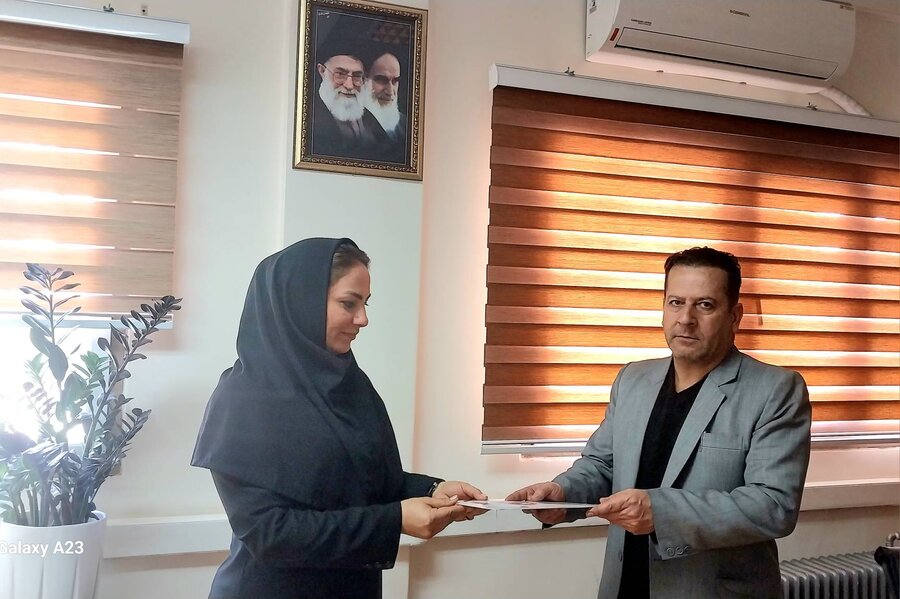 تجلیل مدیر بهزیستی شهرستان ارومیه از افتخارآفرینی بانوی ورزشکار همکار در مسابقات تیراندازی بانوان