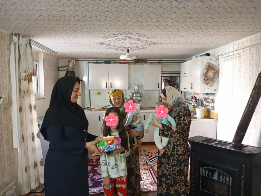 بازدید از خانواده‌های دارای چهار فرزند در راستای اجرای طرح «جوانی جمعیت»
