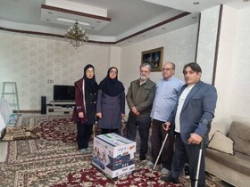 اسلامشهر| اهدای دستگاه تصفیه آب به مددجوی دارای معلولیت و ایثارگر، توسط اداره بهزیستی