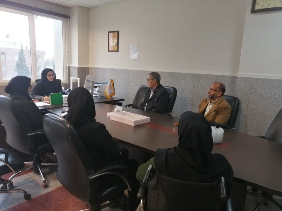 جلسهای با حضور معاونت توسعه کار آفرینی.اشتغال .مسکن و توانمند سازی کارشناسان اشتغال ستادی و یکی از کارفرمایان استان برگزار شد