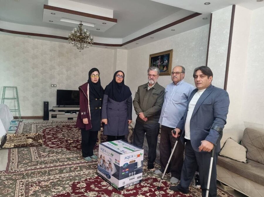 اسلامشهر| اهدای دستگاه تصفیه آب به مددجوی دارای معلولیت و ایثارگر، توسط اداره بهزیستی