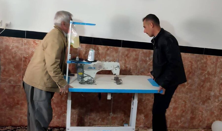 تأمین چرخ خیاطی برای توانخواه تحت پوشش بهزیستی پیرانشهر با همکاری سپاه