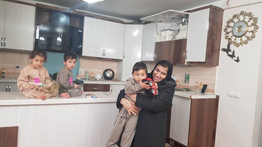 لبخند سه قلوها زیر سقف مهربانی؛ معاون سلامت بهزیستی مهمان دو خانواده پر مهر شد