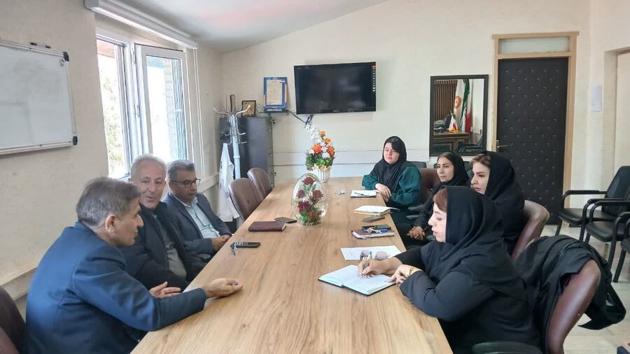 نشست هم‌اندیشی بهزیستی سنندج با محوریت پویش «مثبت ماه» برگزار شد 
