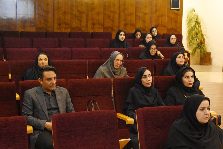 ارتقای دانش تخصصی مددکاران بهزیستی  استان تهران در حمایت از زنان باردار و شیرده