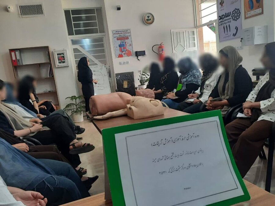 فیروزآباد |گامی در جهت توانمندسازی بانوان سرپرست خانوار در میمند؛ برگزاری دوره آموزشی تزریقات
