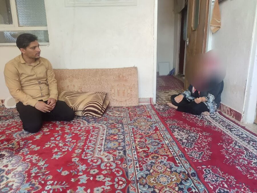 بازدید میدانی رابط حراست بهزیستی از خانواده‌های توانخواه تویسرکان