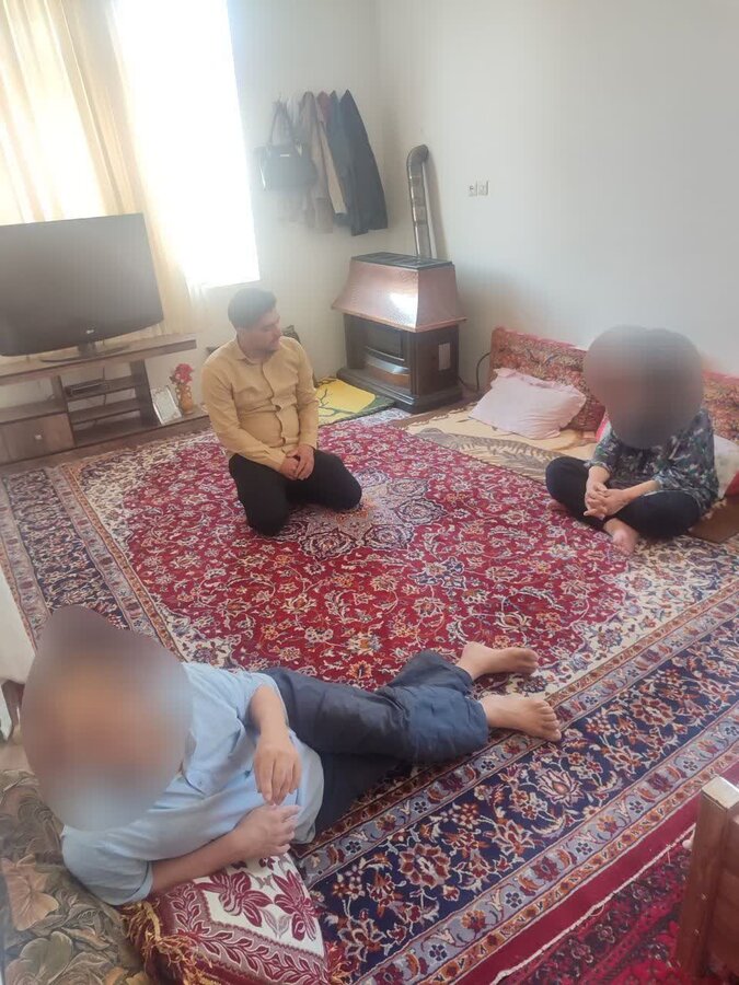 بازدید میدانی رابط حراست بهزیستی از خانواده‌های توانخواه تویسرکان