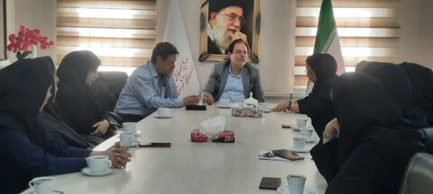 کرج | گفتگوی مددکاران مرکز جامع با مدیر بهزیستی شهرستان کرج