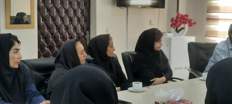 کرج | گفتگوی مددکاران مرکز جامع با مدیر بهزیستی شهرستان کرج