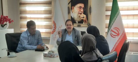 کرج | گفتگوی مددکاران مرکز جامع با مدیر بهزیستی شهرستان کرج