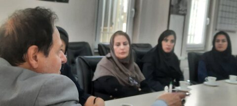 کرج | گفتگوی مددکاران مرکز جامع با مدیر بهزیستی شهرستان کرج
