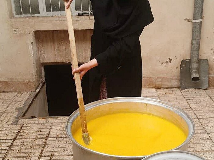 پخت و توزیع آش شله زرد نذری بین خانواده‌های تحت پوشش بهزیستی میانه