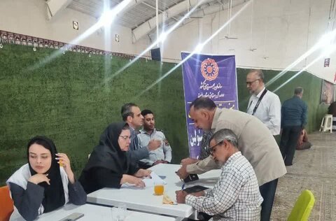 کرج | میز خدمت بهزیستی در مصلّی نماز جمعه محمدشهر برپا شد