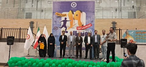 تقدیر از سرپرستان تیم های حاضر و تقدیم هدایای ورزشکاران