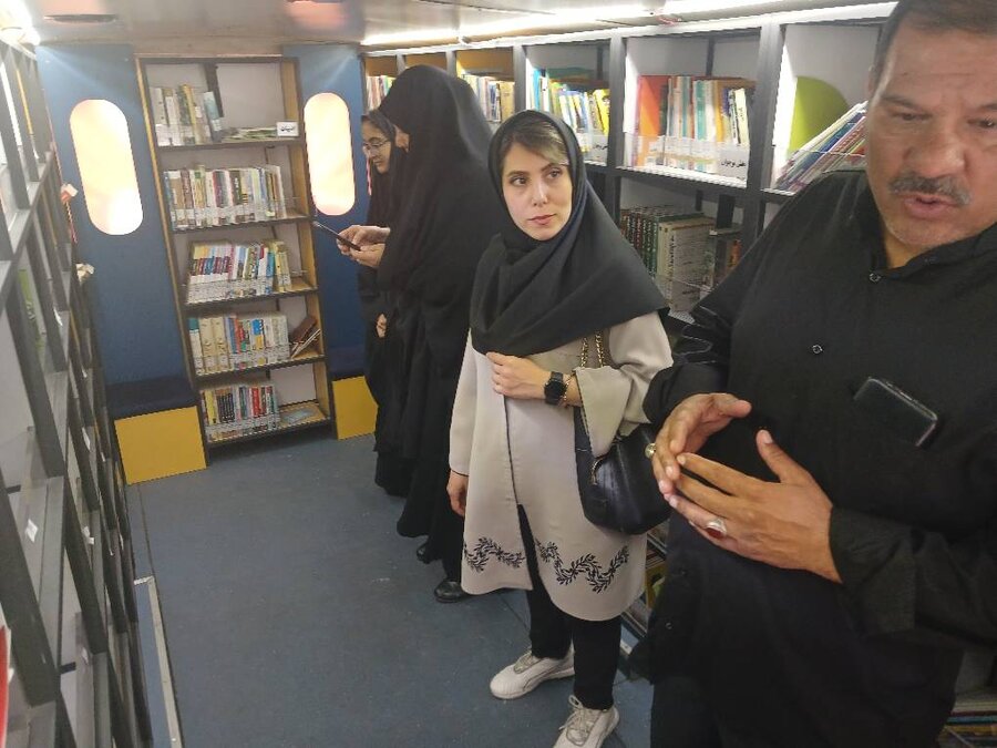 شمیرانات | عملیاتی شدن کتابخانه سیار در محله فرحزاد در طرح «سلام» بهزیستی