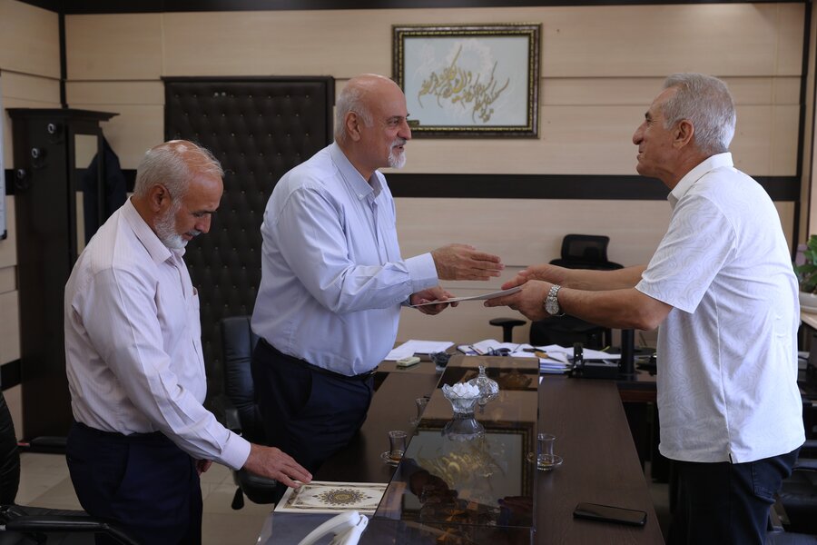تقدیر از همکاران ایثارگر