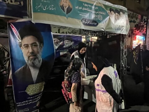 ساوجبلاغ | برپایی میز خدمت بهزیستی در میان اجتماعات مردمی هشتگرد با حضور تیم اورژانس اجتماعی