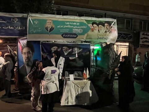 ساوجبلاغ | برپایی میز خدمت بهزیستی در میان اجتماعات مردمی هشتگرد با حضور تیم اورژانس اجتماعی