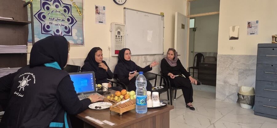 کارشناس دفتر آسیب بهزیستی کردستان از انجمن همیار سلامت روان قروه بازدید کرد