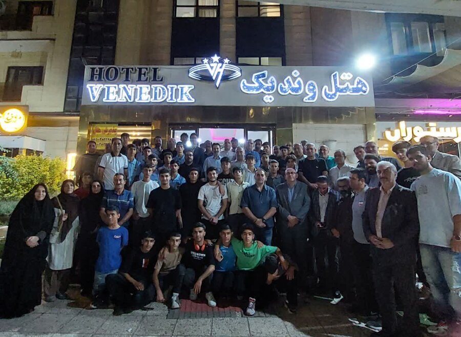 قاب ماندگار «فرزندان مهر» در همدان؛ پایان یک شب با عکس یادگاری