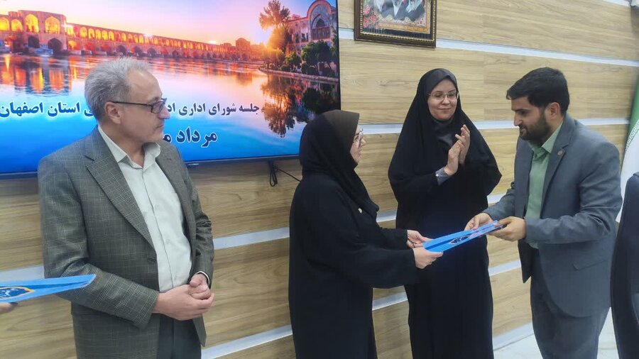  تجلیل از مدیران موفق بهزیستی اصفهان در پویش‌های «بنای مهربانی» و «۱۵۰۰»
