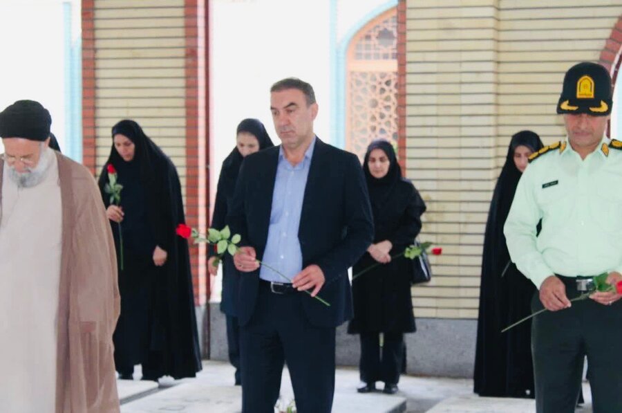  رضــــــــــوانــشهر/غبارروبی مزار شهدا با حضور مسئولین شهرستان به مناسبت سالروز ورودآزادگان به میهن