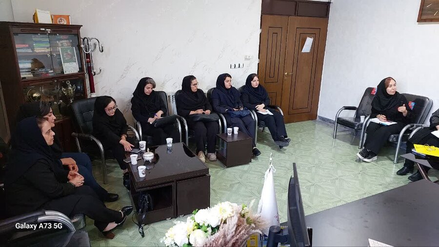 نشست مسئولان بهزیستی کردستان با مددکاران مراکز مثبت زندگی در سقز برگزار شد
