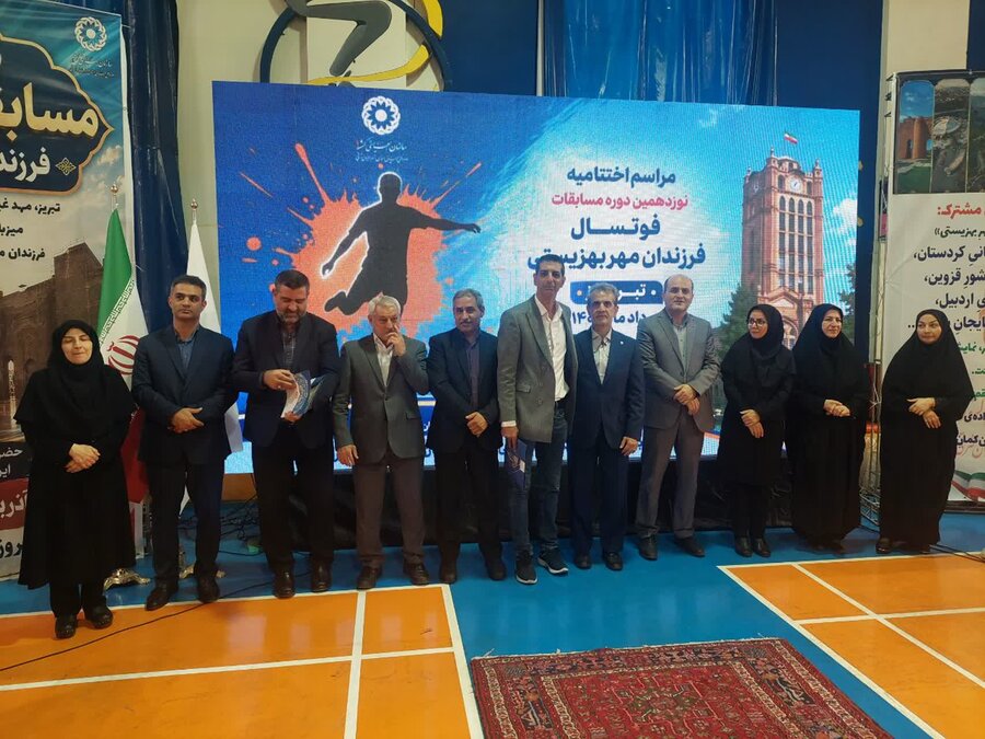 تجلیل از سرپرستان تیم‌ها در مراسم اختتامیه مسابقات فوتسال فرزندان مهر در تبریز 