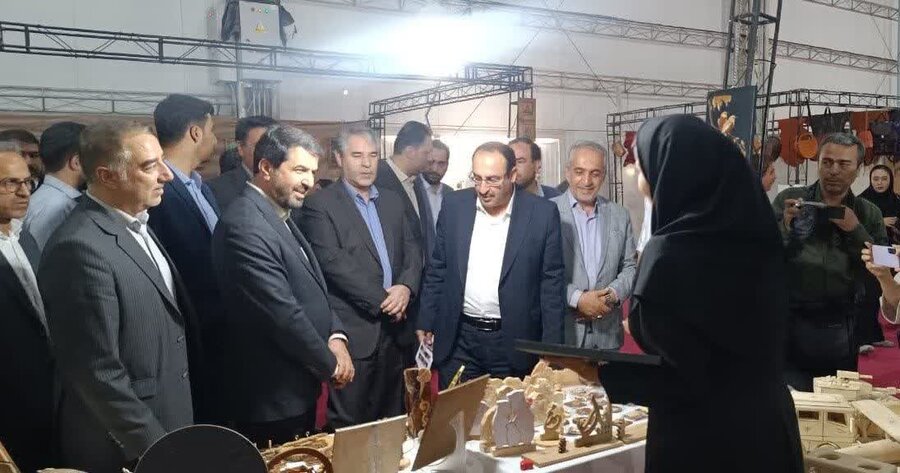بازدید استاندار همدان از غرفه مرکز حرفه‌آموزی دختران مریم