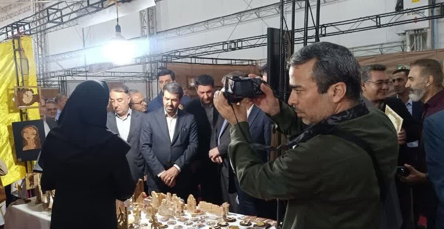 بازدید استاندار همدان از غرفه مرکز حرفهآموزی دختران مریم