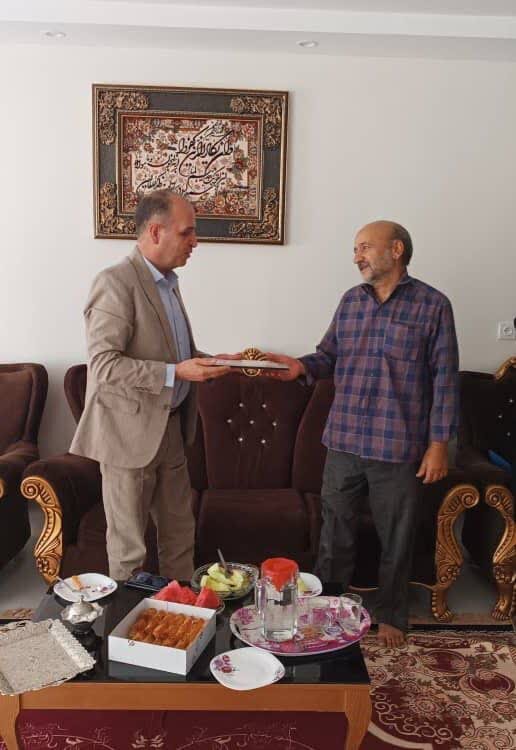 تجلیل از سال‌ها ایثار و خدمت آزاده بازنشسته بهزیستی همدان